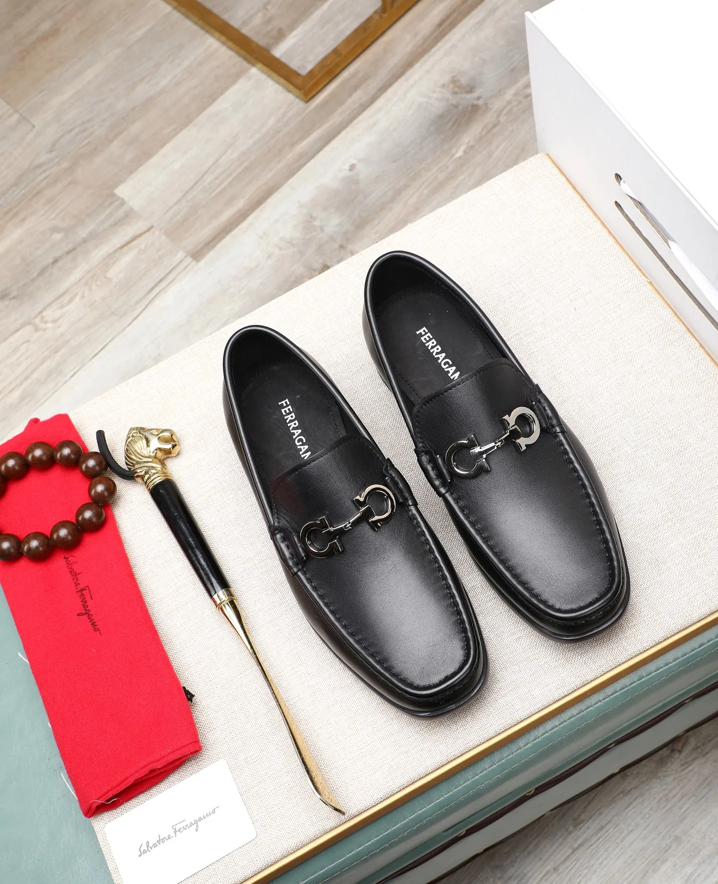 Men's clothing and shoes 💰700📛📛High-end goods! Salvatore Ferragamo is the world's top luxury footwear brand. It comes from Italy, the kingdom of fashion. It is famous all over the world for its traditional handmade design and novel styles... 🚶🏻🚶🏻 Top-quality suit shoes are sold simultaneously at the counter. This style is purely handmade. The fabric is imported Italian calfskin➕soft water-dyed cowhide lining. Specially available with original deep rubber outsole🌀🌀Size: 38➖44